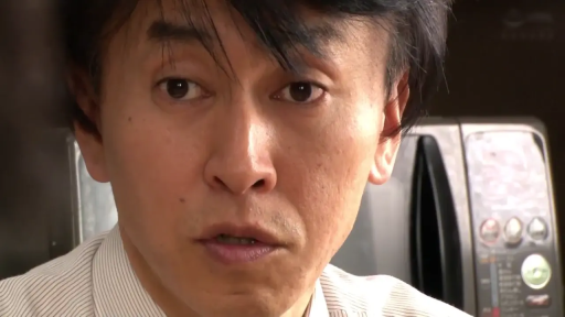 室内 · 严肃 · 面部特写 · 衬衫 · 注视 · 正面 · 中年男性