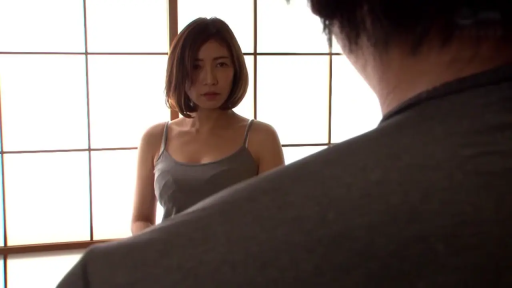 障子门 · 中景 · 凝视 · 平淡 · 静止站立 · 居家场景 · 日式房间 · 灰色吊带