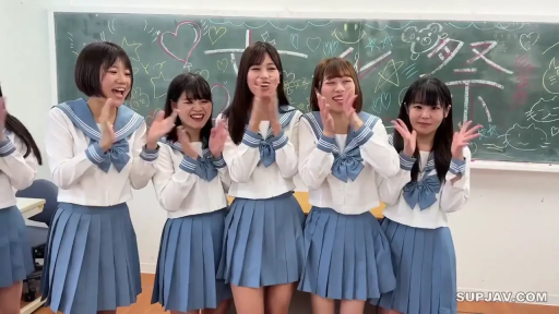 校服 · 教室 · 站立 · 远景 · 多人 · 黑板 · 开心 · 鼓掌