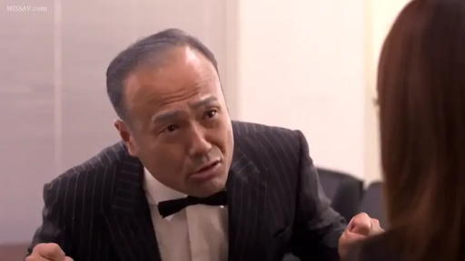 Indoor · Bend over · Close-up of the face · 训斥 · Anger · 条纹西装 · 秃顶大叔