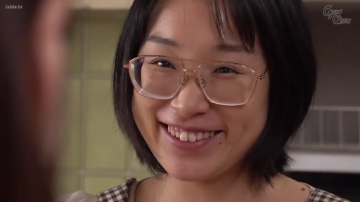 室内 · 眼镜 · 脸部特写 · 微笑 · 居家 · 正坐 · 喜悦 · 格子衫