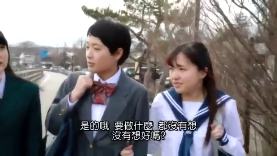 交谈 · 中景 · 学生制服 · 学生妹 · 日常 · 走姿 · 书包 · 户外街道