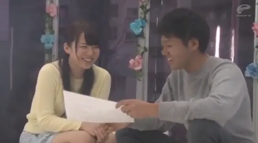 室内 · 坐姿 · 交谈 · 中景 · 剧情 · 笑容 · 休闲服 · 纸张