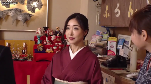 室内 · 站立 · 微笑 · 半身 · 交流 · 熟女 · 和服 · 电话