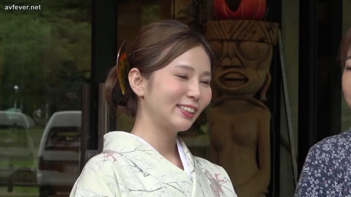 面部 · 微笑 · 屋外 · 和服 · 发饰 · 愉快 · 盘发 · 侧站