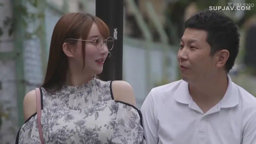 交谈 · 中景 · 微笑 · 户外街道 · 并排而坐 · 圆框眼镜 · 碎花露肩装