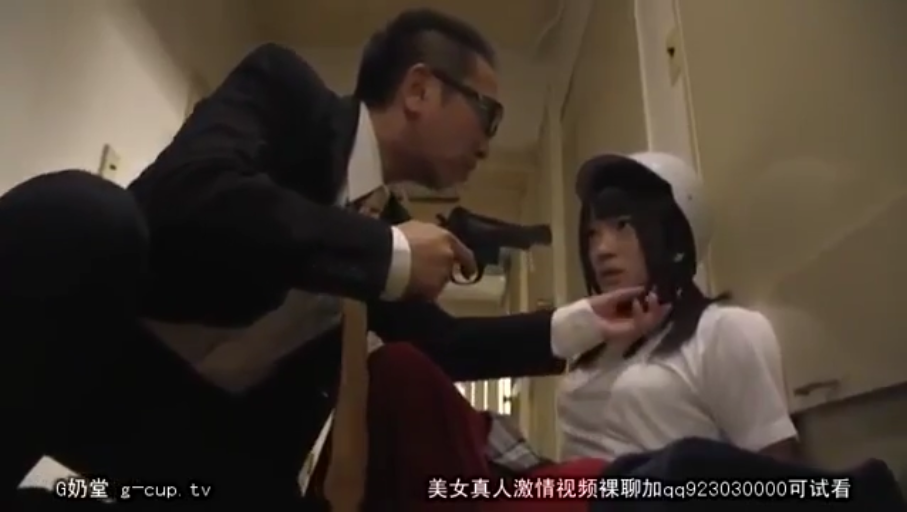 室内 · 蹲姿 · 中景 · 剧情 · 惊恐 · 西装 · 手枪 · 持枪威胁