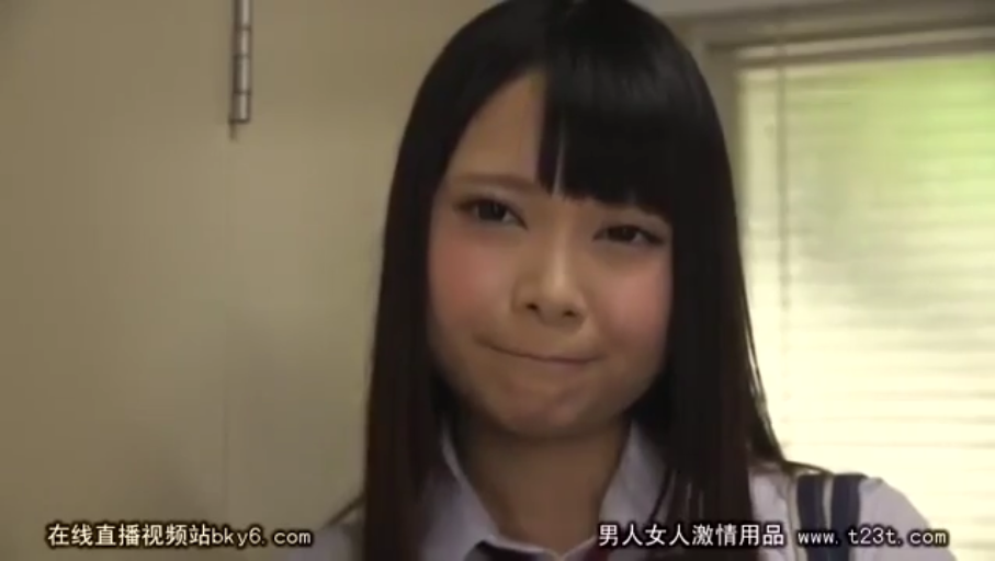 室内 · 脸部特写 · 站立 · 制服 · 注视 · 黑长直 · 抿嘴微笑