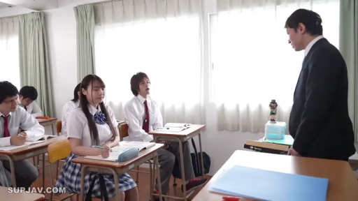 坐姿 · 严肃 · 教室 · 全景 · 学生制服 · 课桌 · 多人 · 上课