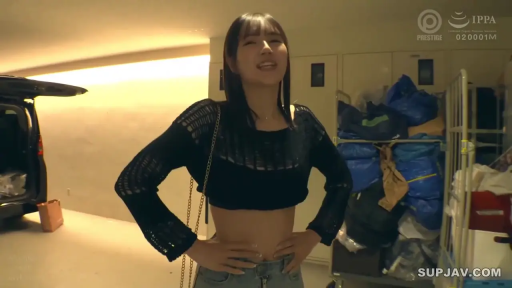 否 · 地下室 · 开朗微笑 · 背景车辆 · 街头风格 · 站立叉腰 · 对镜谈话 · 黑色露脐长袖针织衫