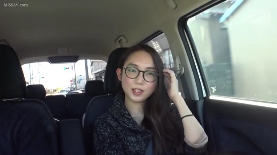 坐姿 · 中景 · 车内 · 撩头发 · 黑色针织衫