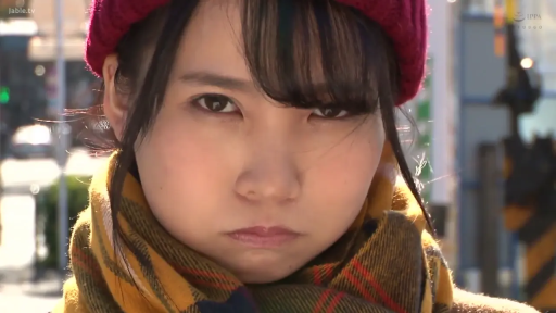 顔部のクローズアップ · 正面 · 户外街道 · 红色针织帽 · 嗔怒