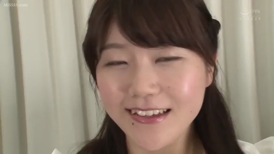 室内 · 面部特写 · 白色上衣