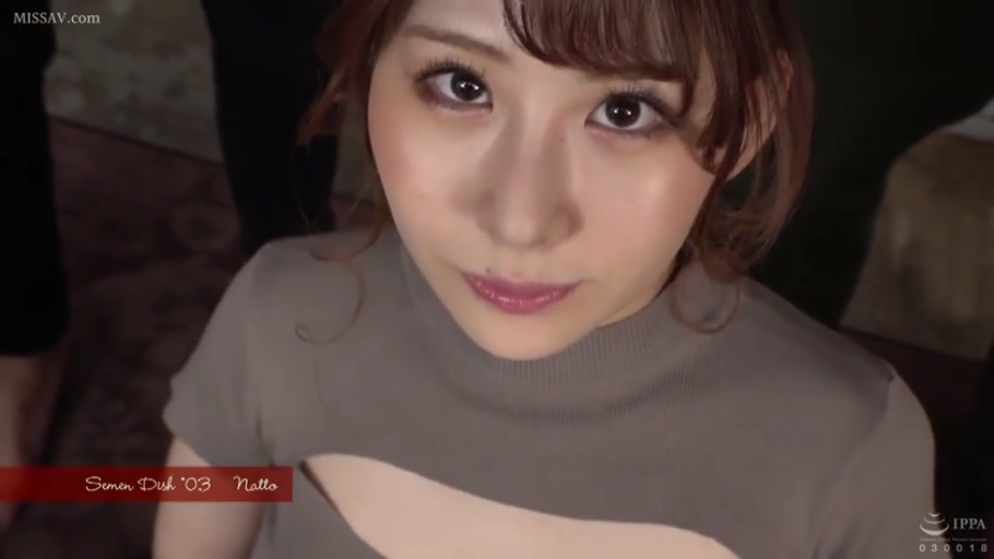 室内 · 脸部特写 · 平静 · POV视角 · 凝视 · 仰视 · 灰色胸口镂空上衣