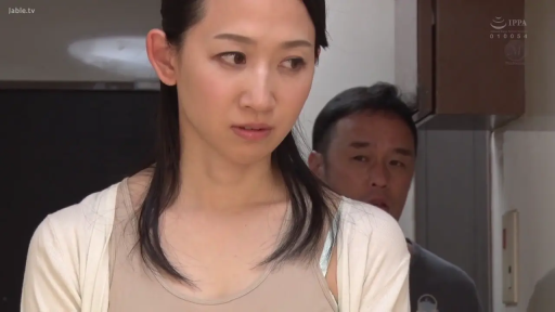 室内 · 站立 · 特写 · 忧虑 · 回头注视 · 背景有人 · 浅色针织开衫