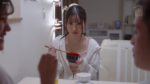 坐姿 · 半身特写 · 餐厅 · 碗筷 · 居家生活 · 严肃凝视 · 白色连帽开衫 · 进餐中