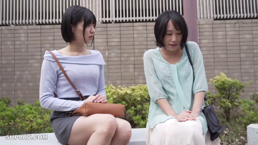 坐姿 · 交谈 · 中景 · 挎包 · 亚洲女性 · 户外街道 · 担忧 · 露肩上衣与短裙