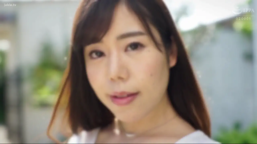 恬静 · ネックレス · 顔のクローズアップ · 凝視 · 人像 · 正面面对镜头 · 白色低领上衣 · 户外（背景虚化）