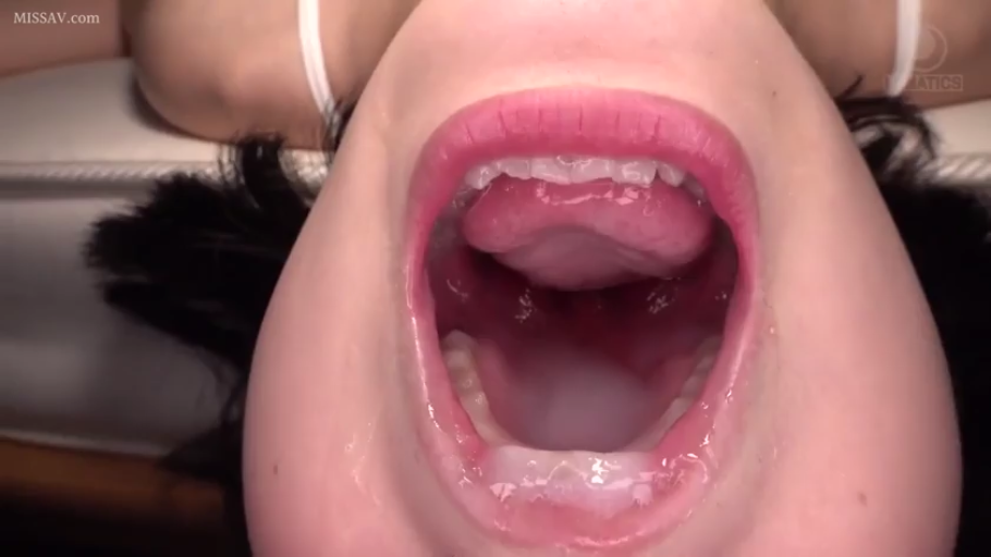 室内 · 第一视角 · 张口 · 仰卧 · 白色内衣 · 嘴部特写 · 口内射精