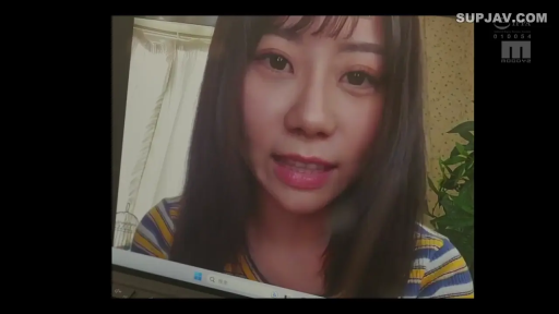 室内 · 电脑 · 自然 · 面部特写 · 谈话 · 条纹衫 · 正面