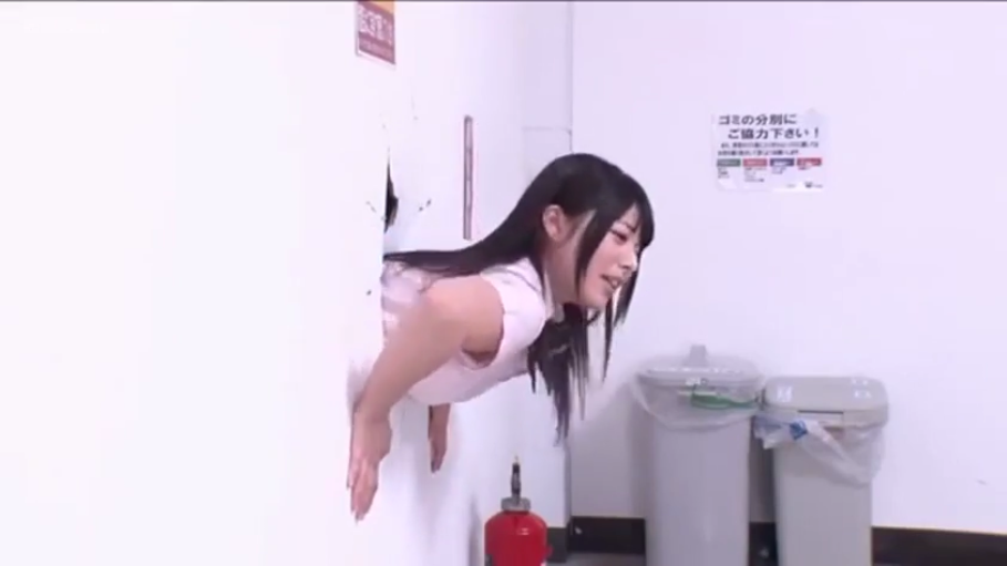 卧室 · 坐姿 · 脸部特写 · 访谈 · 微笑 · 露肩 · 面对镜头交谈