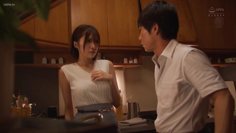 严肃 · 中景 · 对话 · 厨房 · 橱柜 · 面对面站立 · 无袖上衣 · 熟女