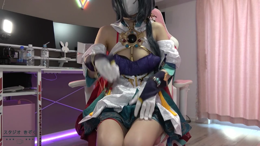坐姿 · 中景 · 自慰 · 房间 · 遮脸 · 戴口罩 · Cosplay服 · 电竞椅