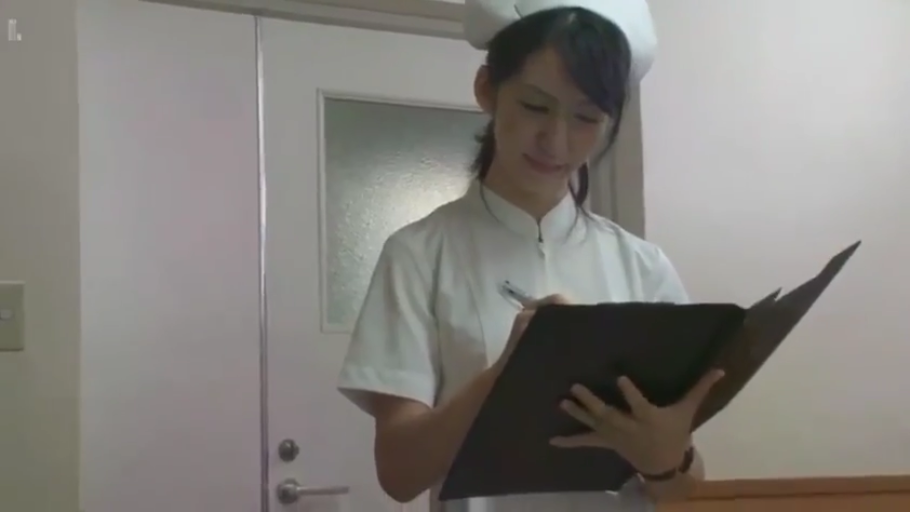 臀部 · 弯腰 · 露底 · 户外 · 学生装 · 长椅 · 庭院