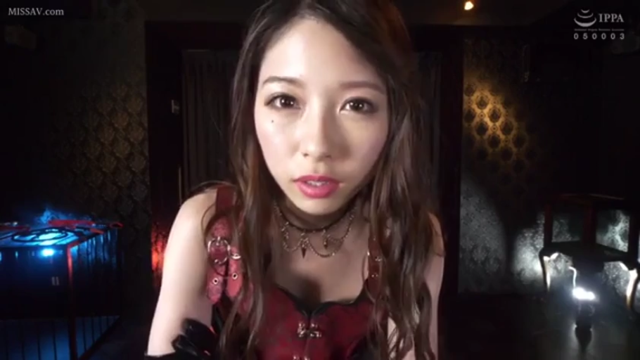 暗室 · 面部特写 · 注视镜头 · Lean forward · Cold and glamorous · 颈饰 · 红色紧身胸衣