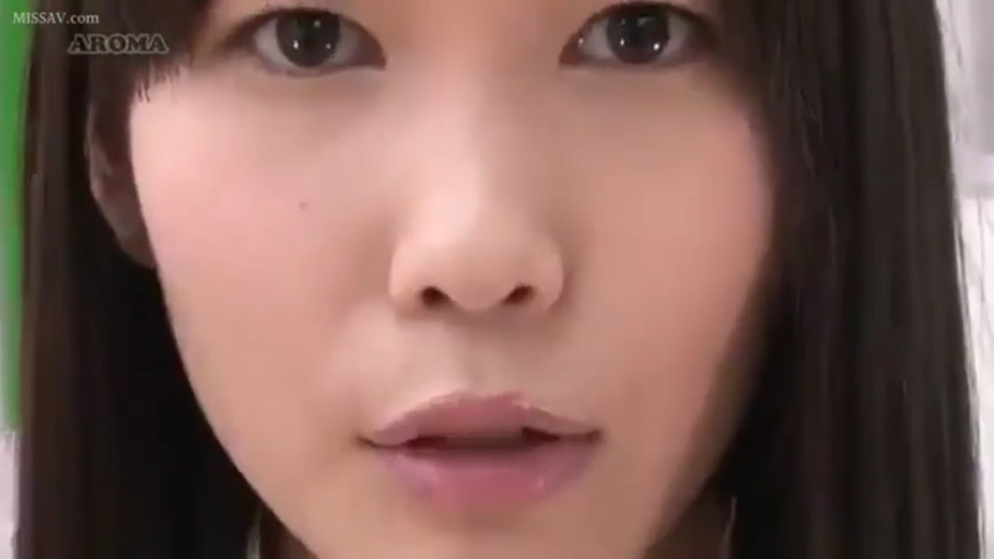 室内 · 顔部のクローズアップ · 平静 · 白い上着 · 注視 · 正对镜头 · 黑发