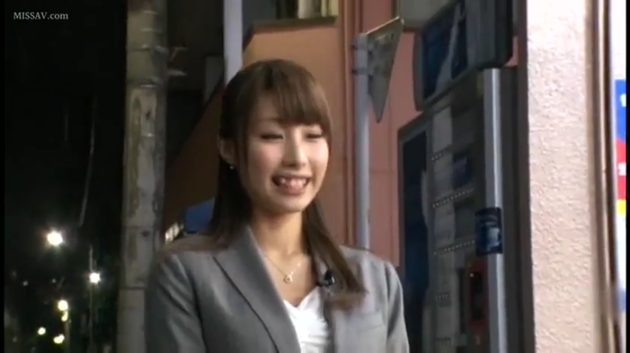 Stand · Medium shot · Smile · Street · Suit · 录制 · Microphone · 夜晚