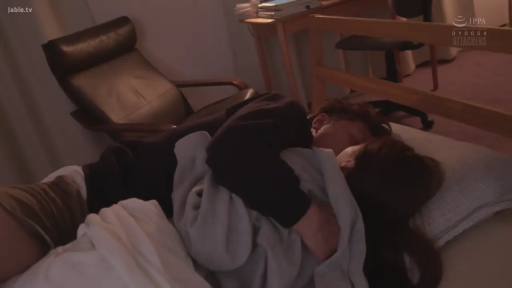 寝室 · 抱擁 · 目を閉じて · 枕头 · キス · 近景 · 薄暗 · 黑色长袖