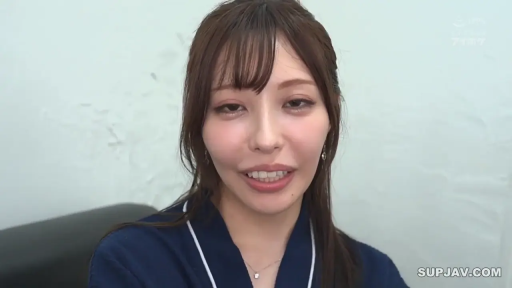 室内 · 坐姿 · 微笑 · 面对镜头 · 面部特写 · 蓝色制服