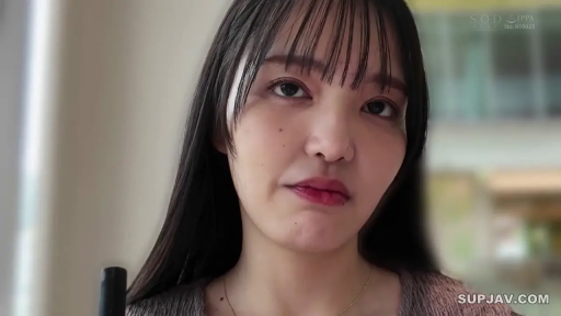 Indoor · Face · Grievance · Stand · 特写 · Stare · Everyday clothes