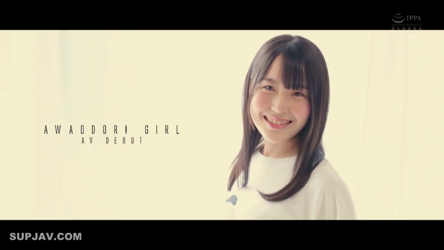 室内 · 站姿 · 注視 · 头部特写 · 白いTシャツ · 甜美微笑 · AV出道