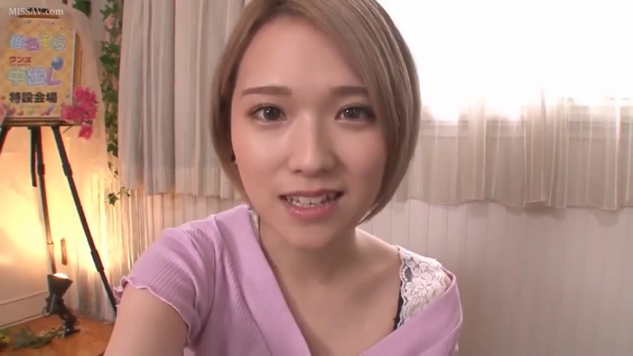 室内 · 脸部特写 · 正坐 · 窗帘 · 短发 · 露齿笑 · 看着镜头 · 紫色露肩衣