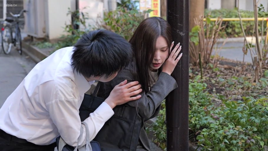 半身 · 户外 · 西装 · 靠杆