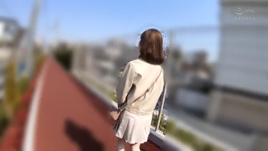 外套 · 行走 · 行走 · 挎包 · 户外 · 背影 · 街拍