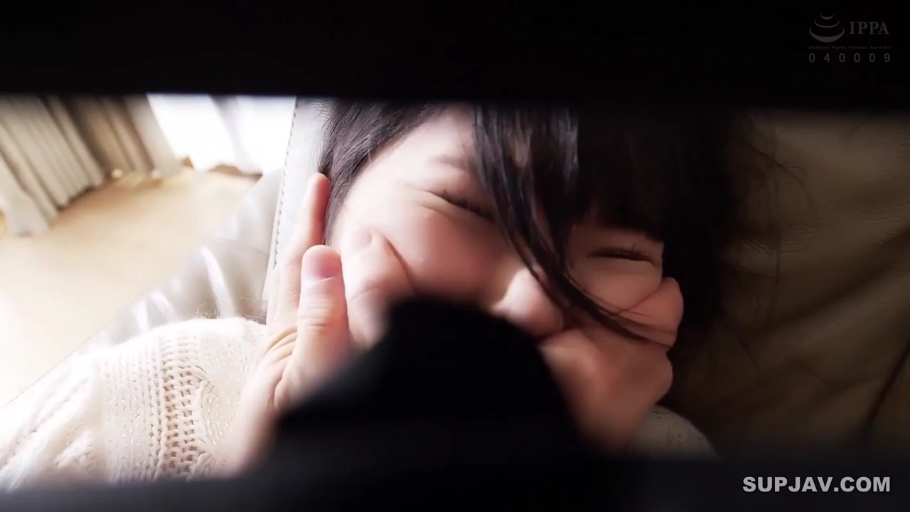 Indoor · Close-up of the face · Supine · 白色毛衣