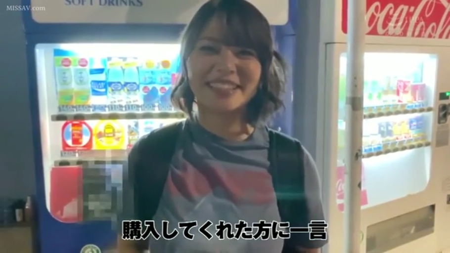 中景 · 对话 · 笑容 · 灰色T恤 · 正面站立 · 自动贩卖机 · 自动贩卖机前