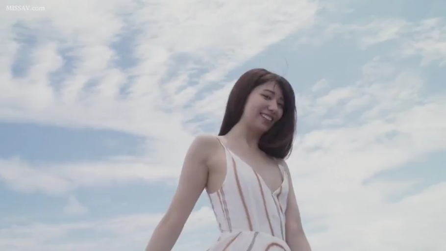 俯身 · 半身 · 户外 · 条纹吊带裙