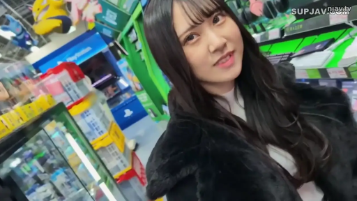 站立 · 微笑 · 面部特写 · 商店 · 闲逛 · 黑色毛绒大衣