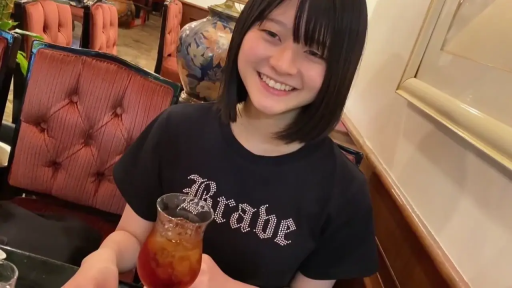 坐姿 · 面部 · 室内餐厅 · 灿烂笑容 · 饮料杯 · 黑色印花T恤 · 日常休闲 · 持杯微笑