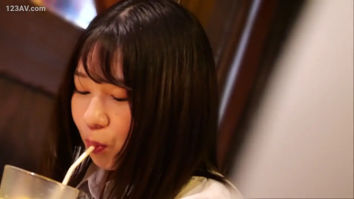 坐姿 · 校服 · 脸部特写 · 呆滞 · 餐厅 · 饮水 · 吸管