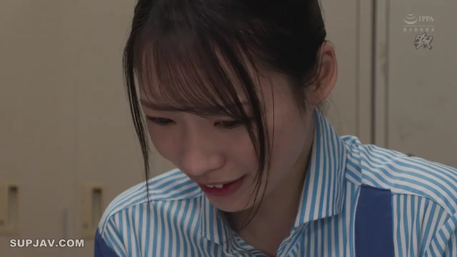 室内 · 低头 · 微笑 · 条纹衬衫 · 面部特写 · 亚洲女性