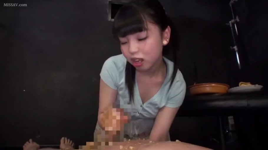 室内 · 投入 · 面部 · 马赛克 · 跪姿 · 餐具 · 浅蓝色上衣 · 食物游戏