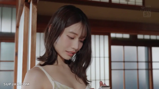 侧脸特写 · スマートフォン · 白色细肩带背心 · 操作手机 · 温柔恬静 · 日式民居 · 低头站立 · 室内光影