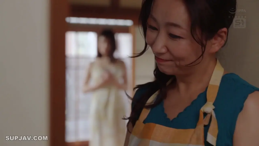 室内 · 站立 · 面部特写 · 围裙