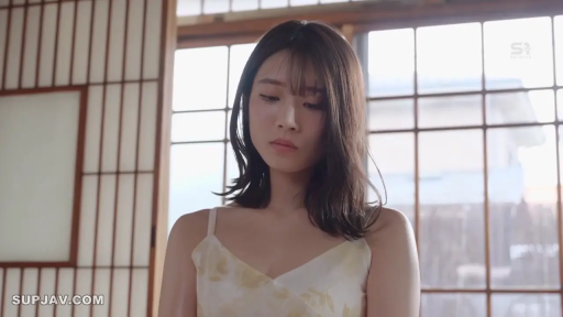 忧郁 · 低头 · 站立 · 障子门 · 和室 · 中景 · 清纯 · 碎花吊带裙