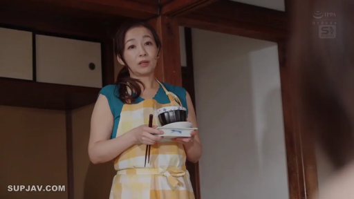 和室 · 站姿 · 自然 · 半身 · エプロン · 端碗 · 碗筷 · 人妻